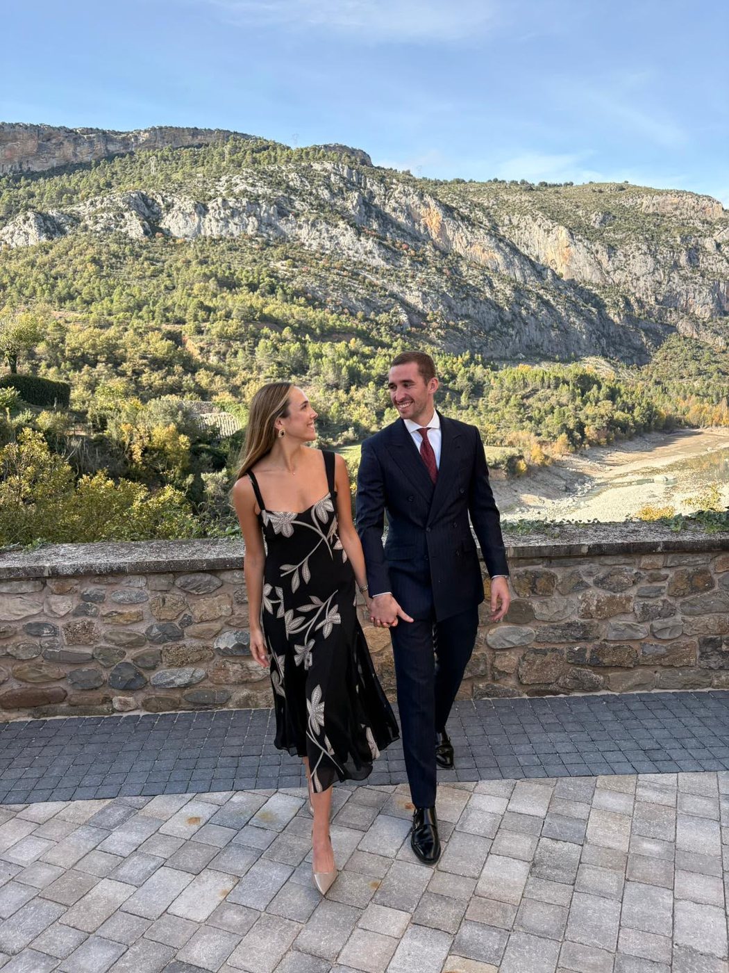 Marta y Rafa paseando de la mano
