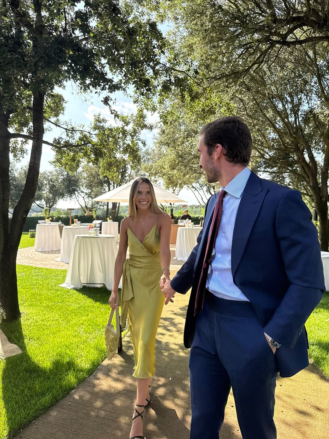 Marta y Rafa en un jardín