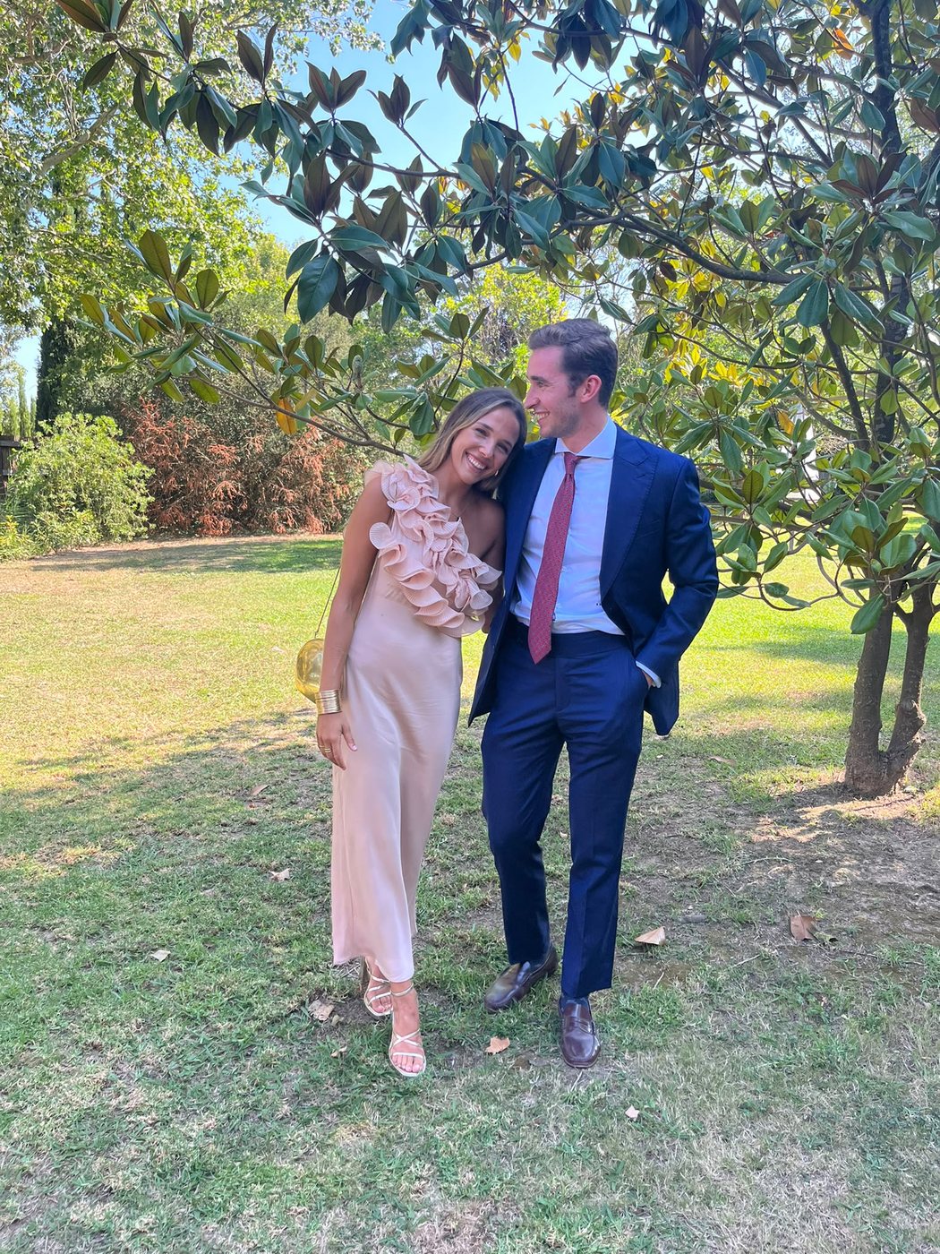Marta y Rafa bajo un magnolio